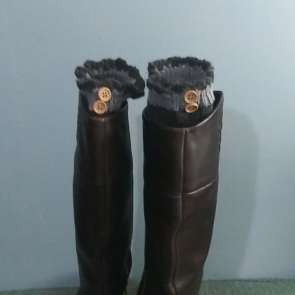 Knit boot socks with ruffle and button detailing - Picture 3 of 5